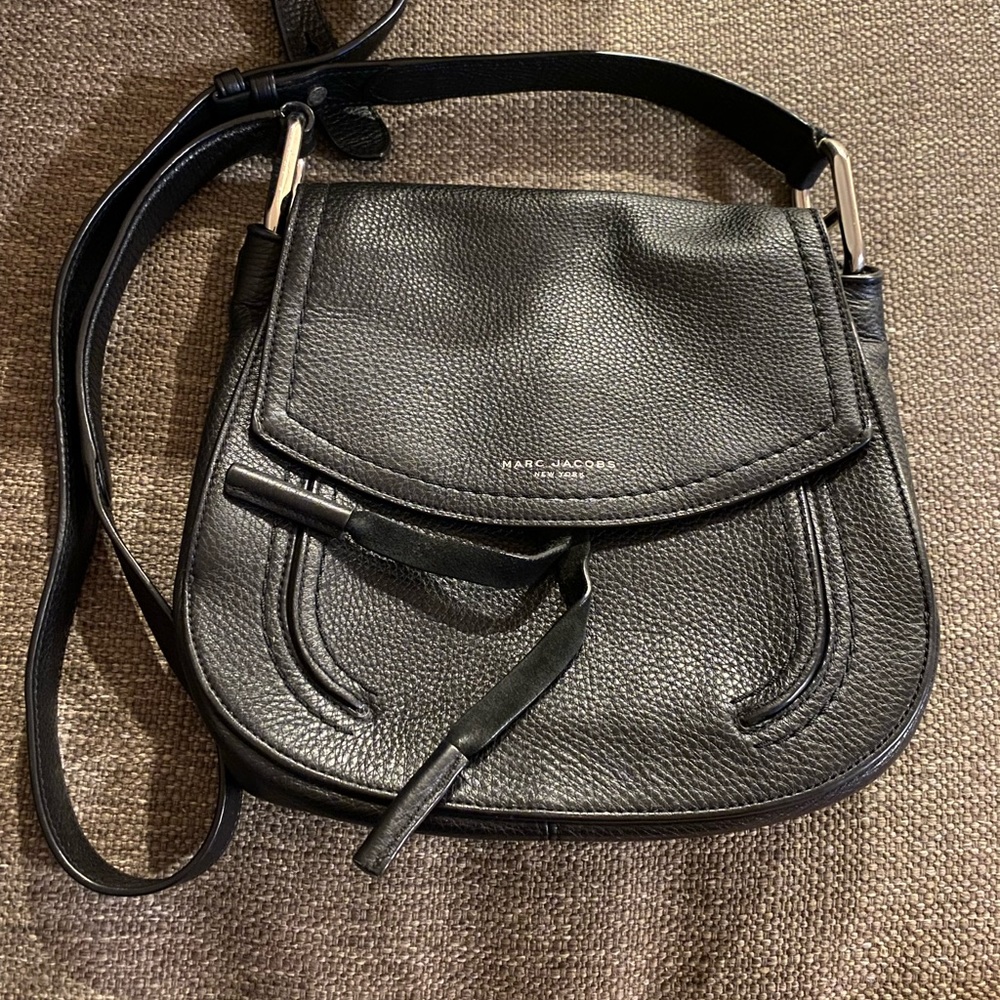 MARC JACOBS LEATHER MESSENGER BAG